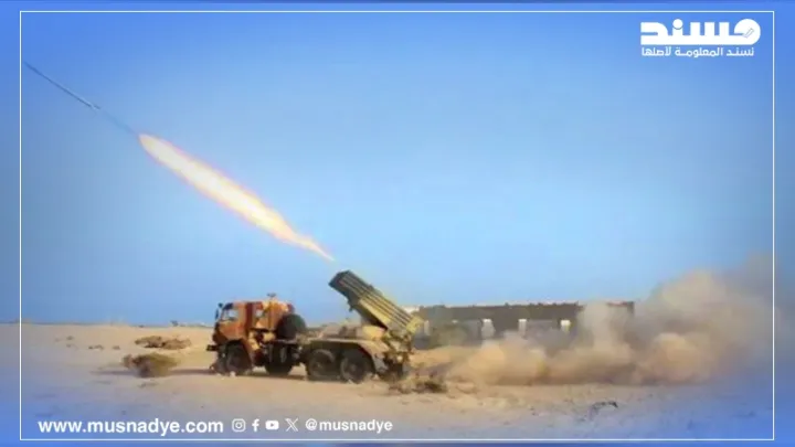 صورة لقصف قوات حكومية على جماعة الحوثي عام 2015 وليست مناورات للحوثي على الحدود السعودية