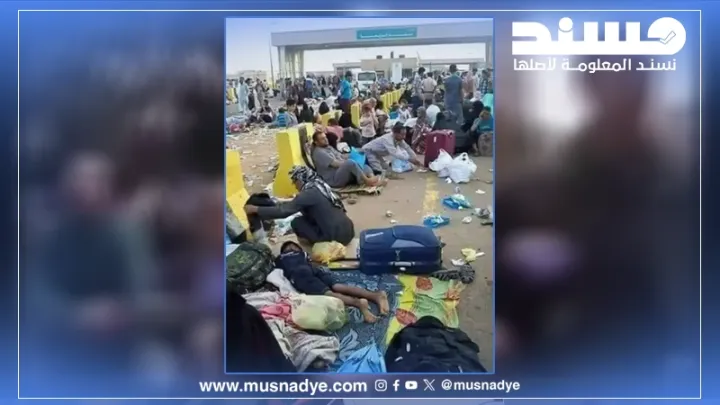 الصورة لا تُظهر حجاجًا يمنيين بل مواطنين عالقين على الحدود السعودية في عام 2015