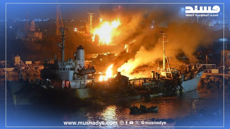 الصورة المتداولة لحريق سفينة في ميناء المكلا مولَّدة بالذكاء الاصطناعي ولا توثّق حريقًا حقيقيًا عقب قصف طيران التحالف.