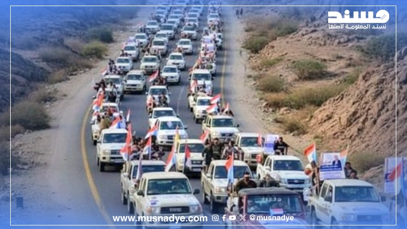 صورة لحشود جماهيرية تتجه إلى عدن مولَّدة بالذكاء الاصطناعي