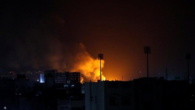 صنعاء والحديدة تحت القصف: حقيقة الصور المتداولة وتفاصيل الغارات الجوية