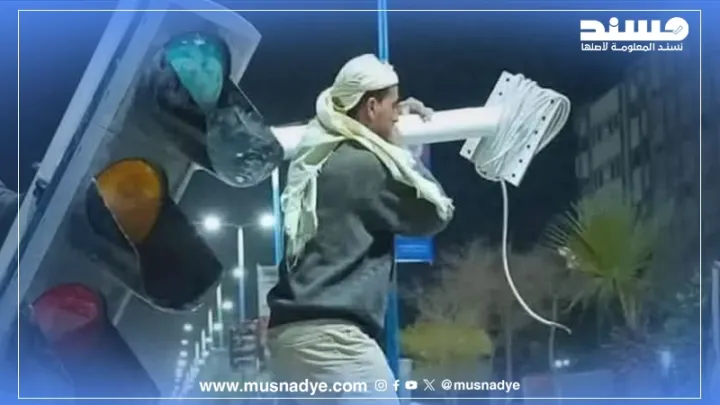 لا صحة لادعاء نهب إشارة مرور من حضرموت، والصورة قديمة لتركيب إشارة مرور في شبوة عام 2021.