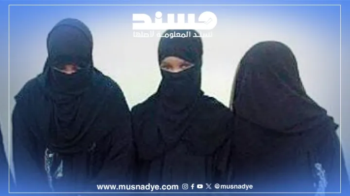 صورة الرجال بملابس نساء في مظاهرة عدن النسائية قديمة.